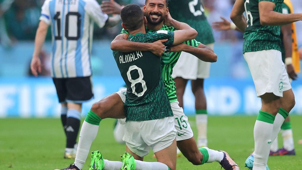Saudi-Arabian pelaajat juhlivat maalia Argentiinaa vastaan.