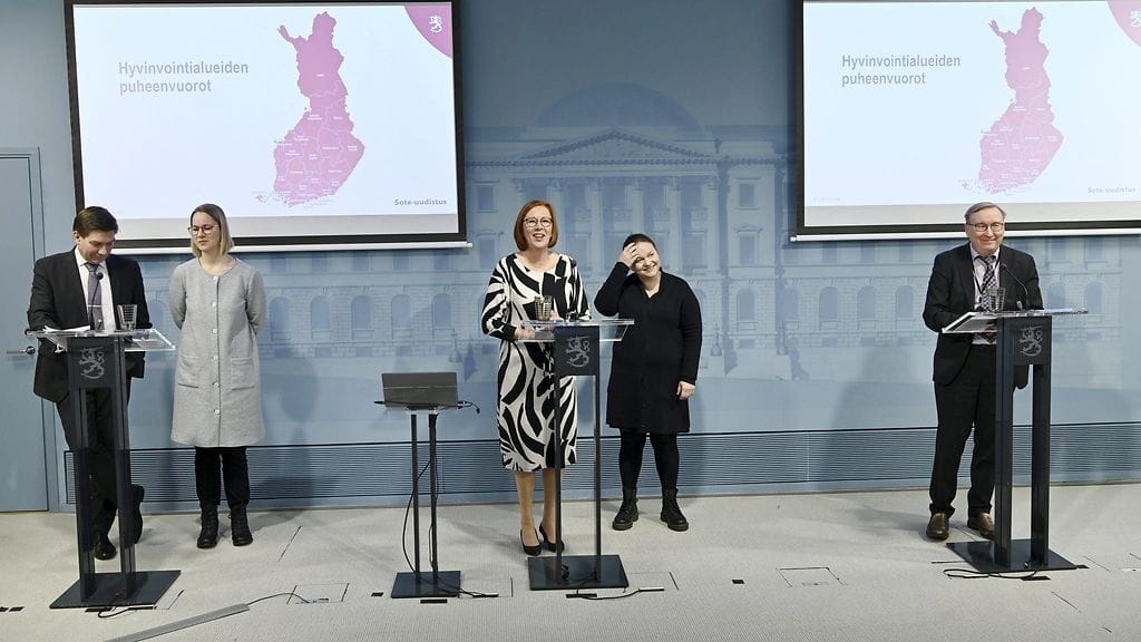 Sote-ministerityöryhmän ministerit Thomas Blomqvist, Hanna Sarkkinen, Sirpa Paatero, Krista Kiuru ja valtiosihteeri Timo Reina 22. marraskuuta sosiaali- ja terveysministeriön tiedotustilaisuudessa, jossa kerrottiin hyvinvointialueiden valmistelun etenemisestä.