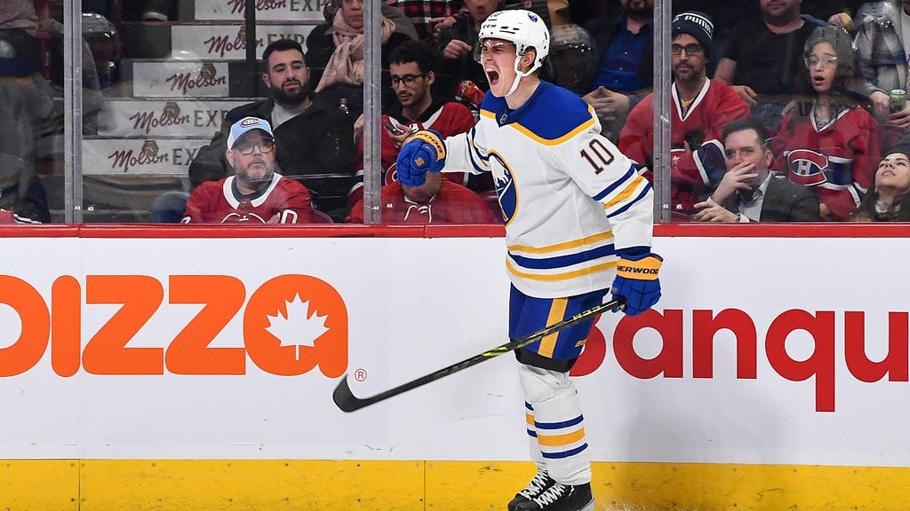 Buffalo Sabresin Henri Jokiharju iloitsi kauden ensimmäisestä NHL-maalistaan.