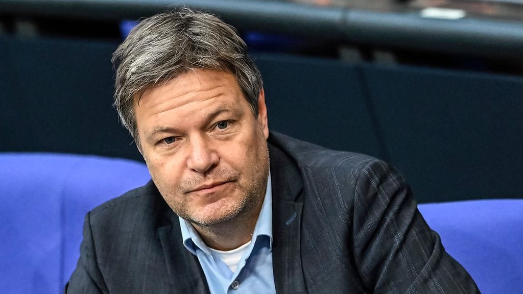 Saksan varakansleri Robert Habeck vihjaili, että maajoukkuekapteeni Manuel Neuer voisi kokeilla kantaa One Love -nauhaa MM-turnauksessa.