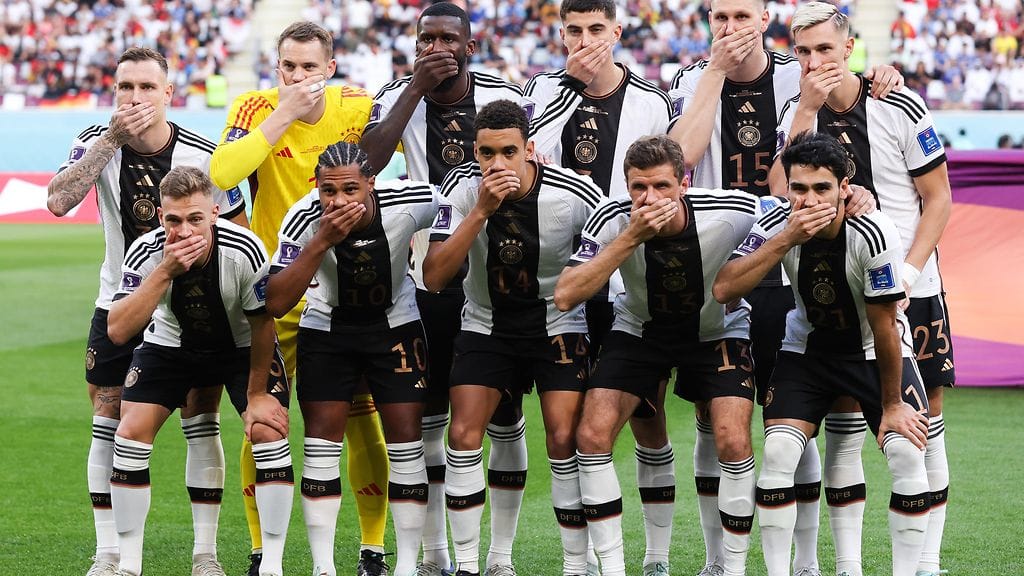 Saksan pelaajat peittivät suunsa protestiksi Fifaa vastaan.