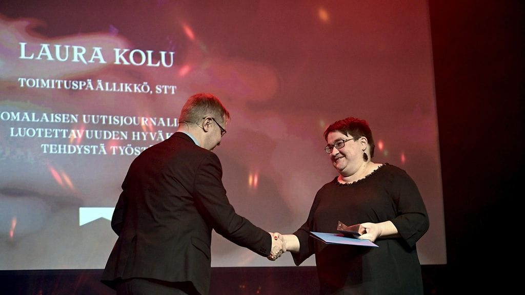 Suomen Kuvalehden päätoimittaja Matti Kalliokoski (vas.) onnittelee Laura Kolua Helsingissä 23. marraskuuta 2022.