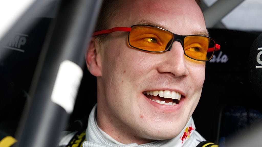 Jari-Matti Latvala on 16,9 sekuntia jäljessä Mikko Hirvosta.