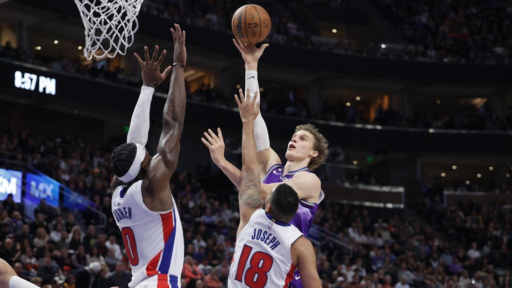 Utah Jazzin Lauri Markkasella oli vaikeaa Detroit Pistonsia vastaan.