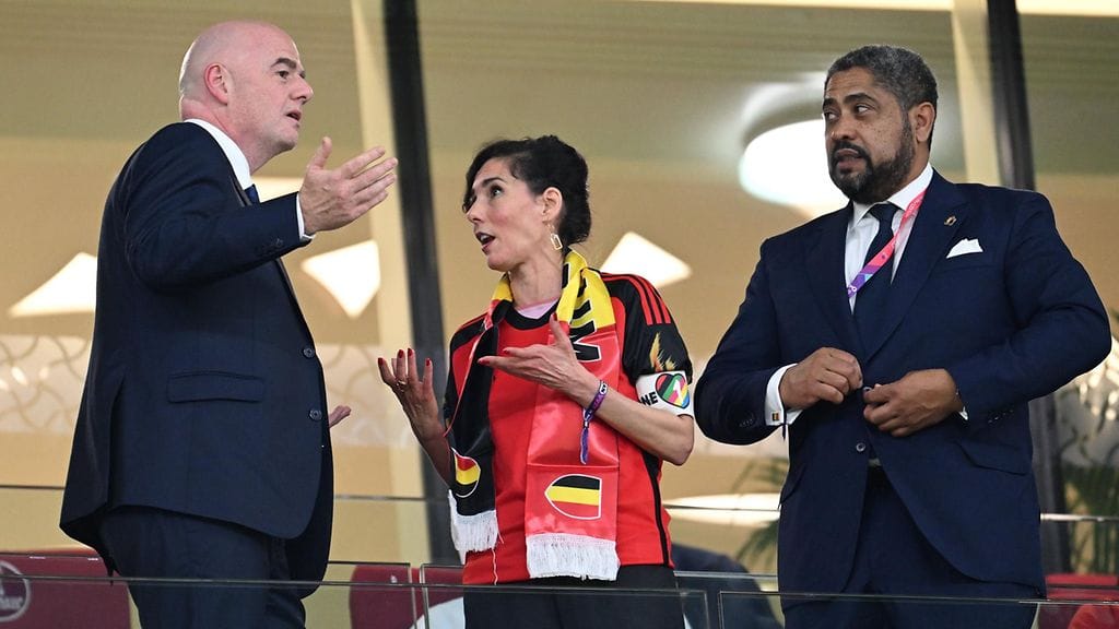 One Love -nauhaa pitänyt Belgian ulkoministeri Hadja Lahbib keskusteli Fifan puheenjohtaja Gianni Infantinon kanssa.