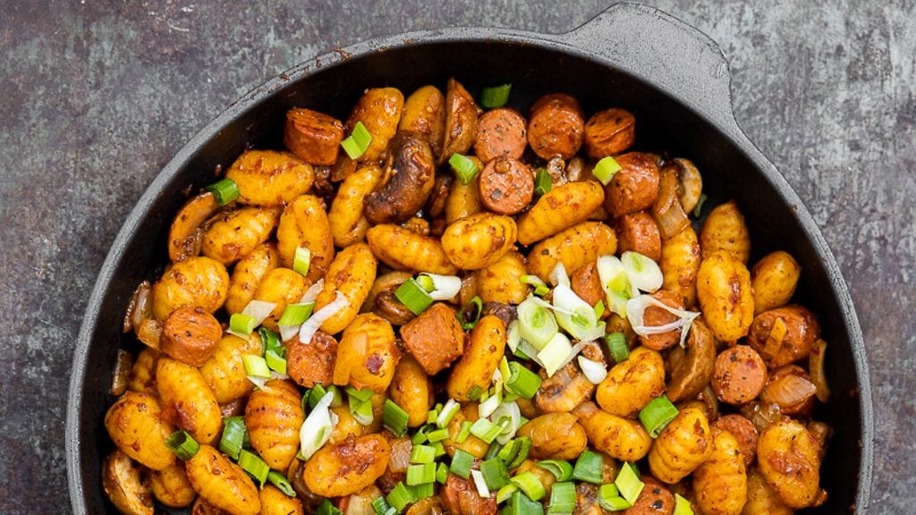 Elina Innasen helppo gnocchipyttipannu valmistuu yhden pannun taktiikalla.