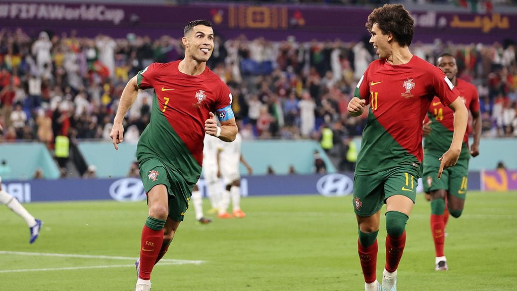 Cristiano Ronaldo vei Portugalin johtoon ja hänestä tuli ensimmäinen miespelaaja, joka tekee maalin viisissä MM-kisoissa.
