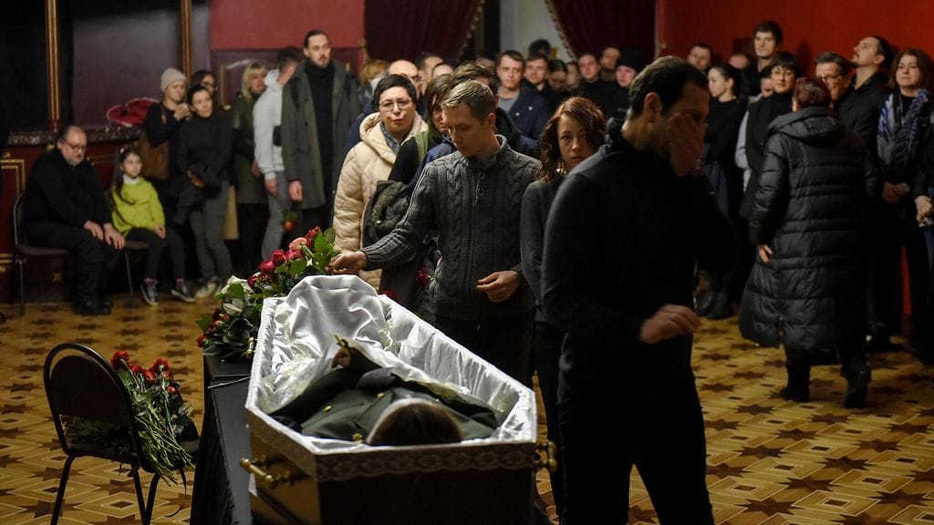 Työtoverit ja ystävät osallistuivat balettitanssija Vadym Khlupianetsin hautajaisiin Kiovassa Ukrainassa.