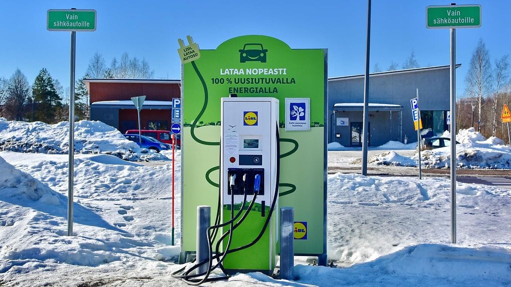 Lidl on muuttanut tähän asti maksuttomat sähköautojen latauspisteensä maksullisiksi. Laitteiden toimintavarmuuden puute on ärsyttänyt osaa autoilijoista.