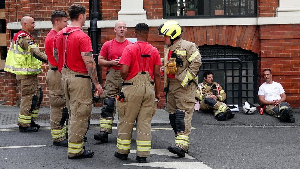 Palomiehiä Lontoossa. Kuvituskuva.