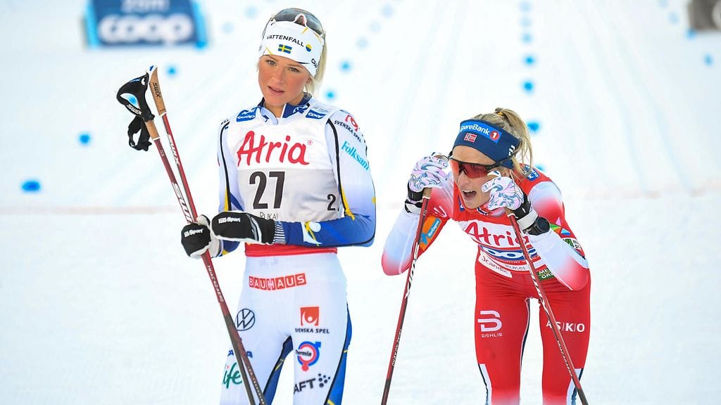 Frida Karlsson ja Therese Johaug ottivat useasti yhteen ladulla. Kuva Rukalta marraskuulta 2020.