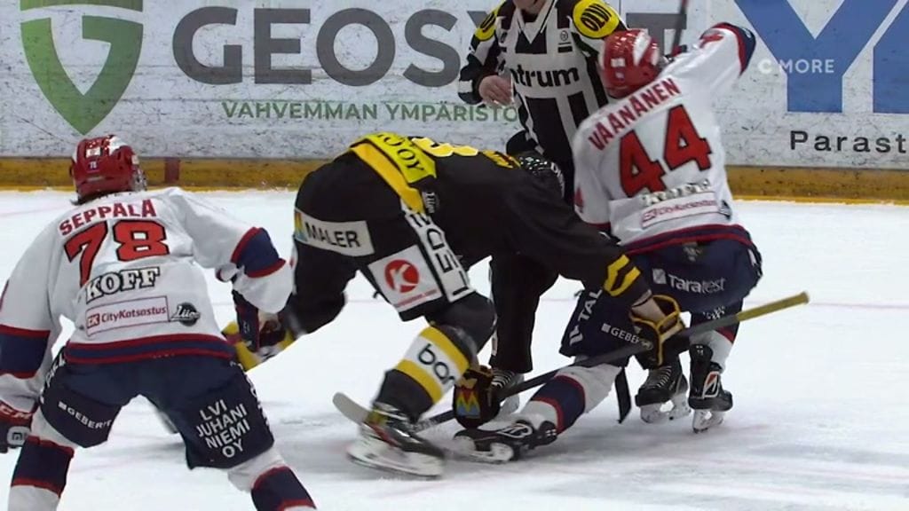 Joonas Kemppaisen ruma temppu meni tuomareilta ohi – Miro Väänänen kivuliaan poikittaisen mailan kohteena