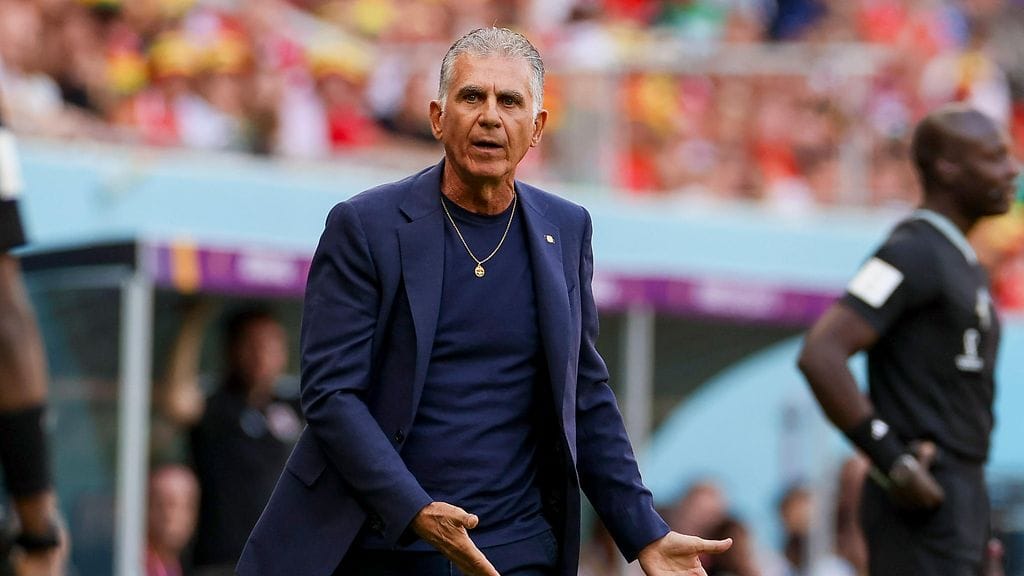 Carlos Queiroz kävi lämpöisenä lehdistötilaisuuden jälkeen.