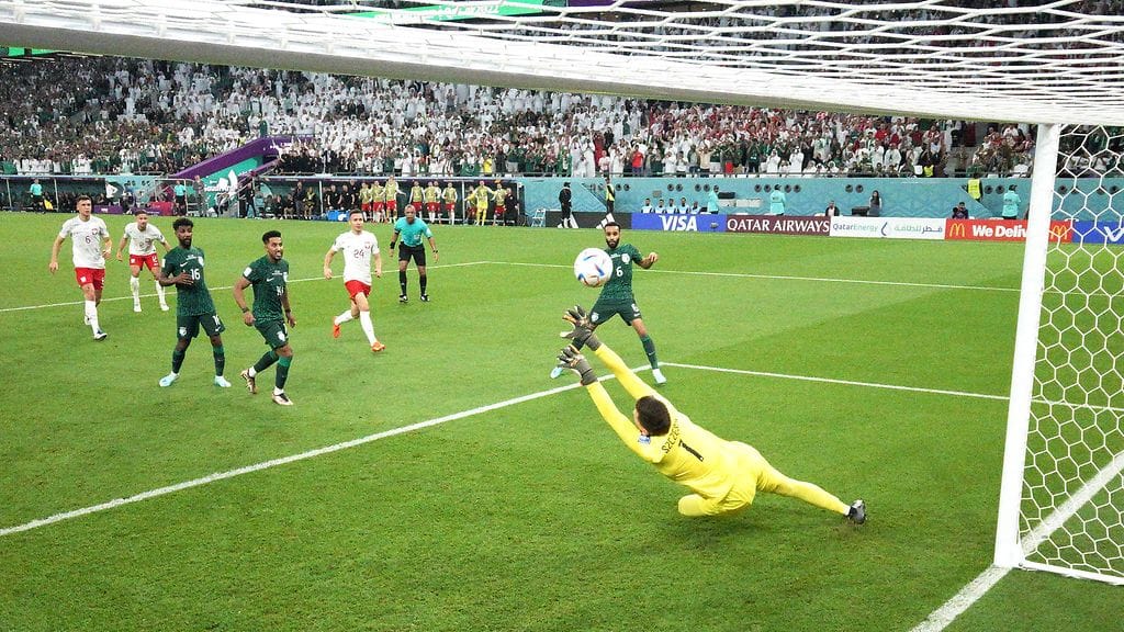 Puolalaisvahti Wojciech Szczesny tarjoili uskomattoman tuplatorjunnan MM-kisoissa.