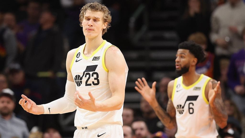 Lauri Markkasen (vas.) edustama Utah Jazz taipui Phoenix Sunsille.