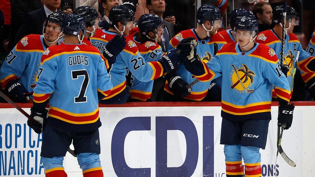 Anton Lundell (oik.) osui Panthersille, mutta joukkue taipui tukevasta johtoasemasta tappioon.