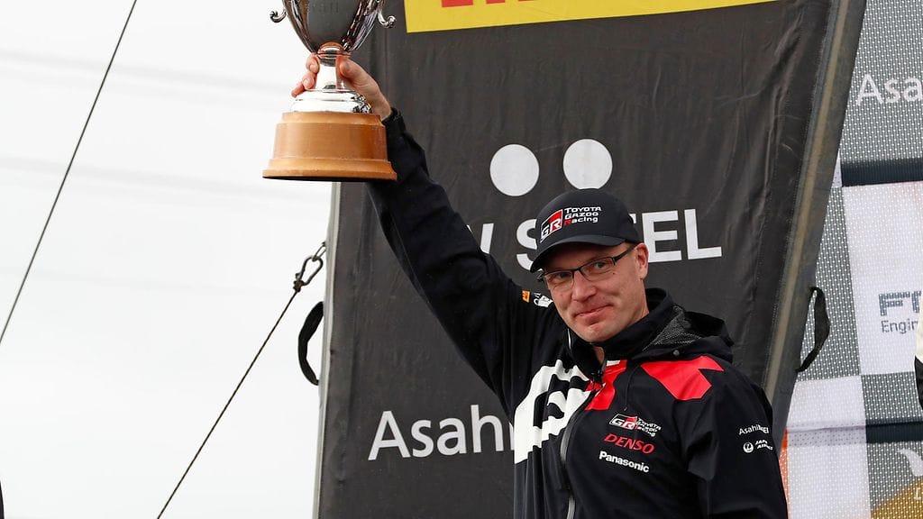 Jari-Matti Latvala juhli valmistajien MM-titteliä Uudessa-Seelannissa lokakuussa.