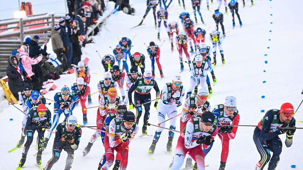 Rukan laduilla oli hirveä tungos yhdistetyn hiihto-osuudella.