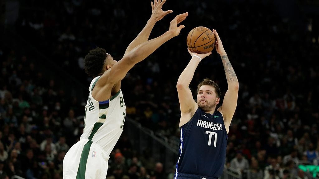 Giannis Antetokounmpo yrittää torjua Luka Doncicin heiton.