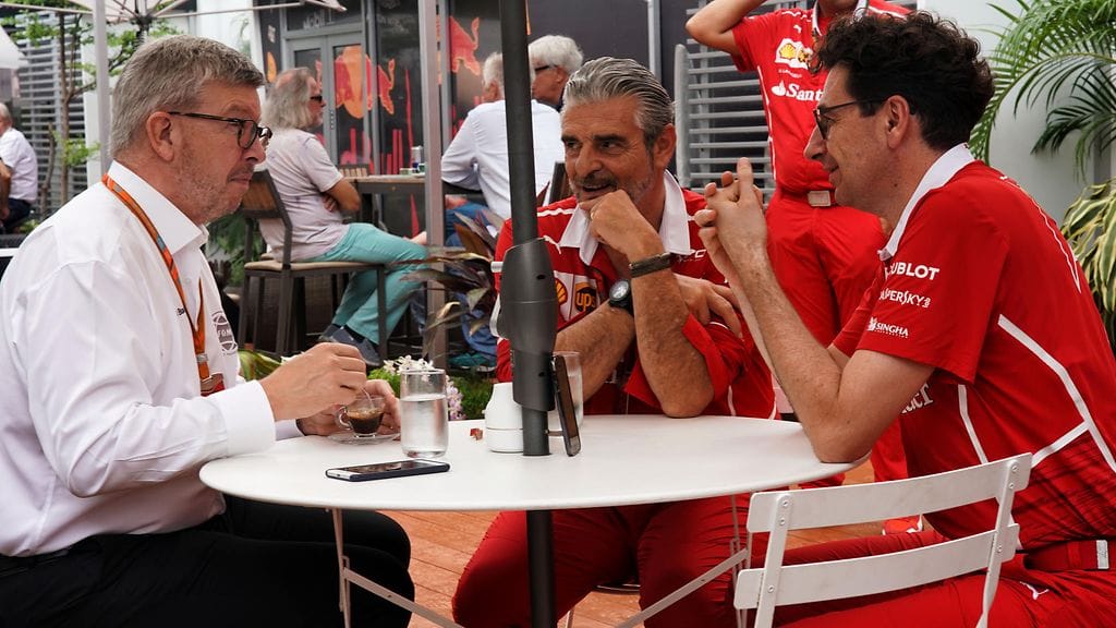 Mattia Binotto (oikealla) seurasi Ferrarin tallipäällikkönä Maurizio Arrivabeneä (keskellä). Voisiko Ross Brawn (vasemmalla) jatkaa työtä Binotton jälkeen?
