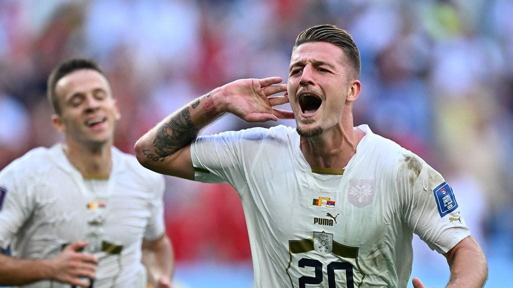 Sergej Milinkovic-Savic vei Serbian 2–1-johtoon ensimmäisen puoliajan lisäajalla.