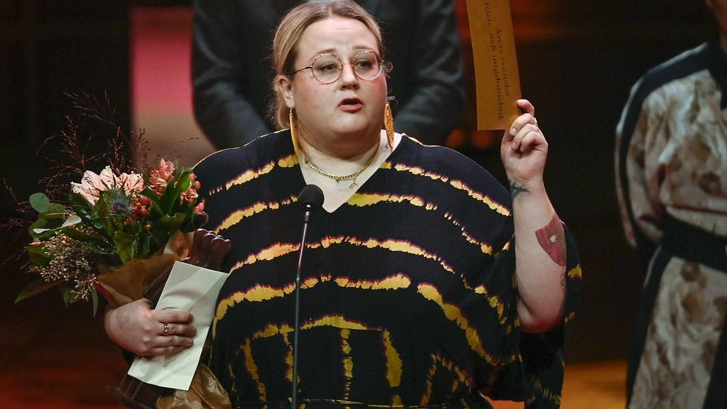 Ellen Strömberg voitti palkinnon nuortenromaanillaan Mehän vaan mennään siitä ohi.