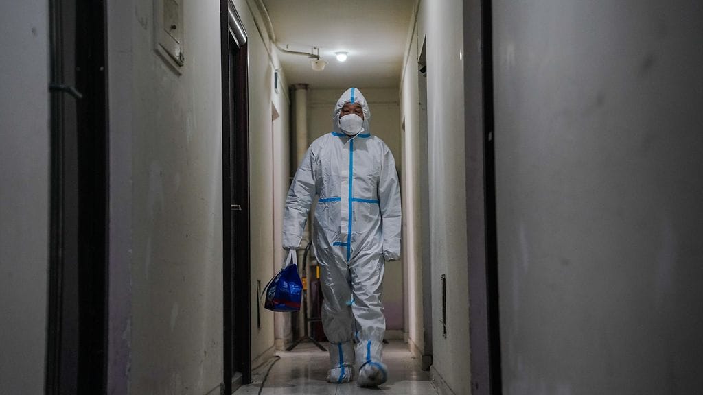 Yhdysvallat on tarjonnut koronavirusrokotteita kasvavien tartuntamäärien kanssa painivalle Kiinalle. Kuvituskuvassa terveydenhoitohenkilökuntaan kuuluva mies koronakaranteeniin julistetussa rakennuksessa viime kuussa.