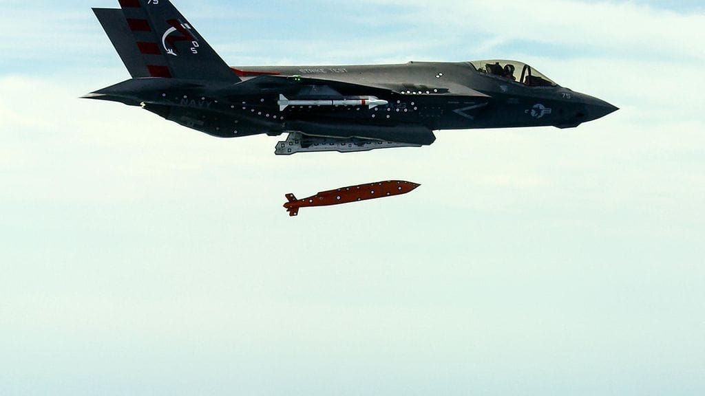 Lockheed Martin F-35C Lightning II -hävittäjä laukaisee AGM-154 JSOW -liitopommin.
