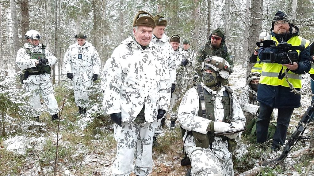 Sauli Niinistö tarkastaa sotaharjoitusta Nurmeksessa.
