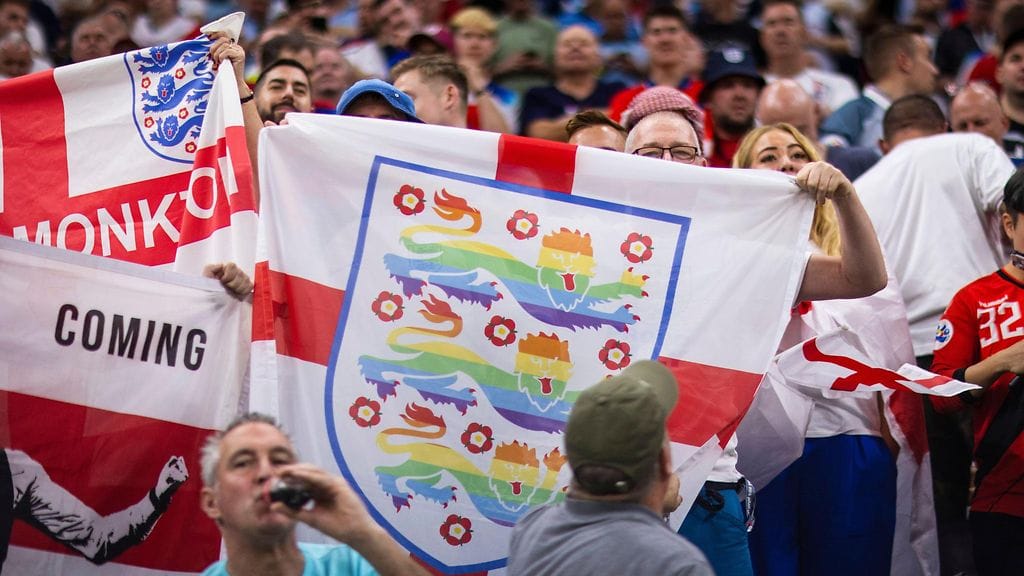 Englannin faneilla oli sateenkaaren värein koristettu lippu Yhdysvallat-ottelussa.