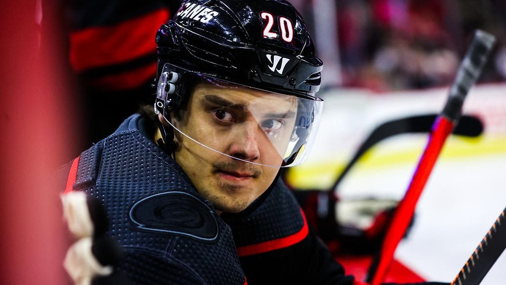 Sebastian Aho Carolina Hurricanesin penkillä.