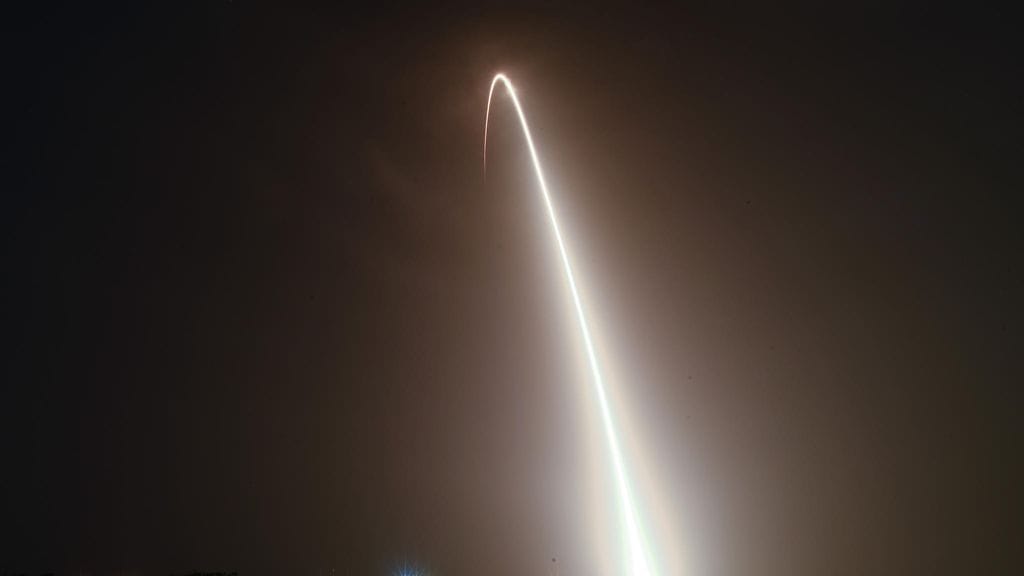 Kuvassa Starlink-satelliitin laukaisu.