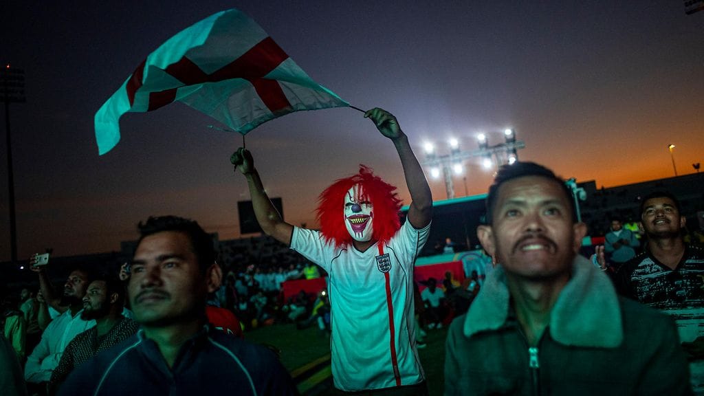 Siirtotyöläisiä Qatarin MM-kisojen katsomoalueella.