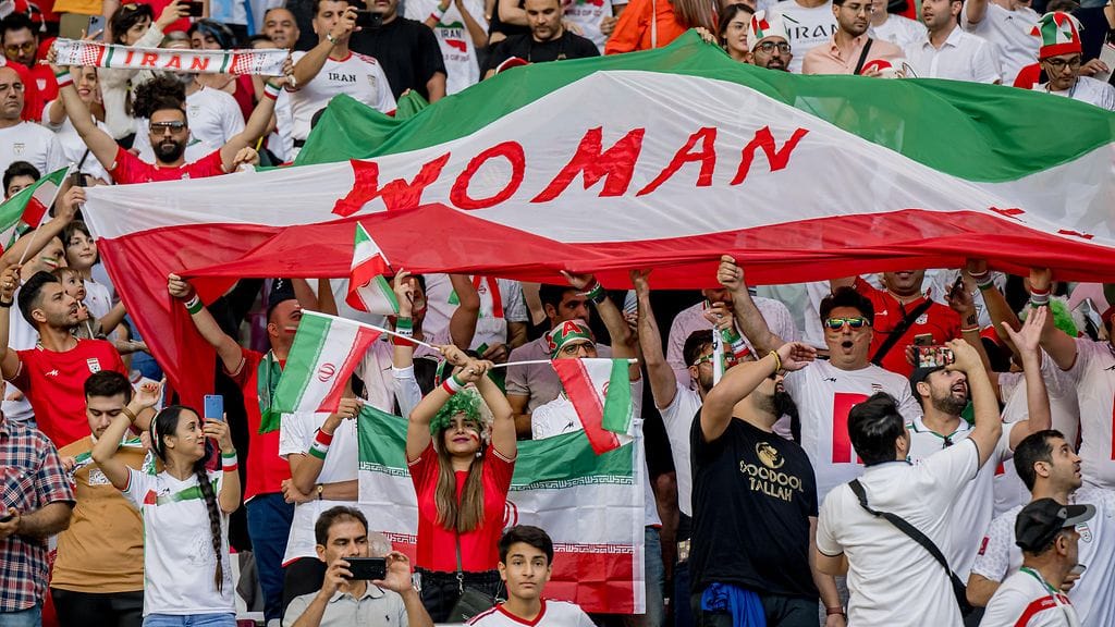 Iranilaisfanit tukivat jalkapallomaajoukkuettaan viesti "nainen" maan lipussa.