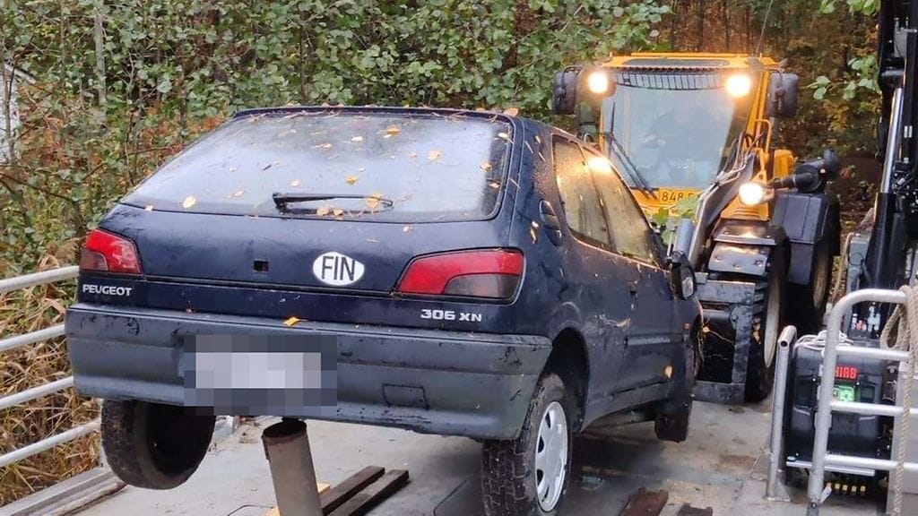 Vedestä löytyi tältä kesää muun muassa upotettu Peugeot. Kuva: Lassi Roth