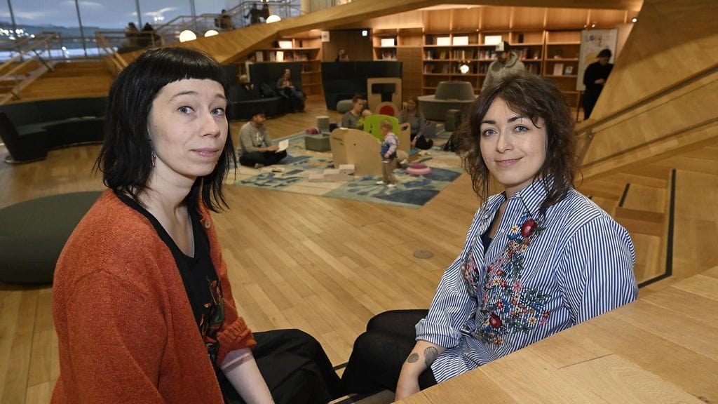 Siskokset, kirjailija Sofia Chanfreau (oik) ja kuvittaja Amanda Chanfreau keskustakirjasto Oodissa Helsingissä.