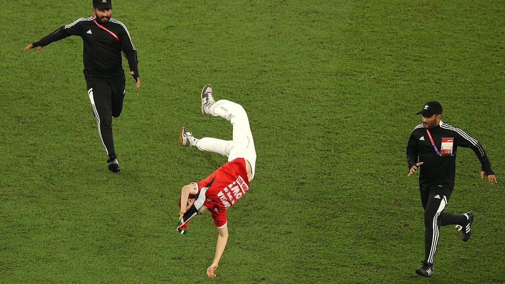 Kentälle rynnännyt kannattaja häikäisi akrobaattisilla suorituksillaan.