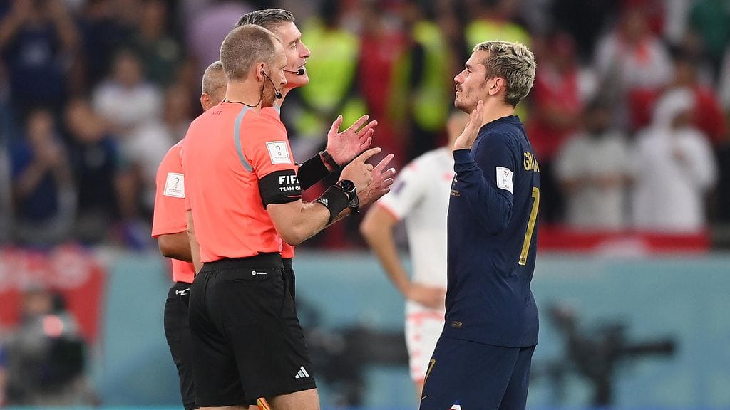 Antoine Griezmannilta vietiin osuma päätösvihellyksen jälkeen.