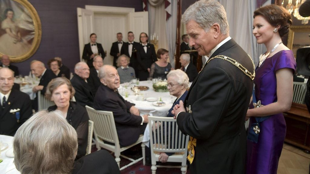 Presidentti Sauli Niinistö ja rouva Jenni Haukio keskustelivat veteraanien kanssa kahvitilaisuudessa itsenäisyyspäivän vastaanotolla Helsingissä 6. joulukuuta 2016.