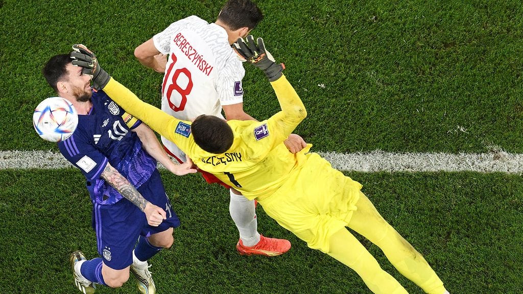 Wojciech Szczesny osui Lionel Messiä kasvoihin kurottaessaan palloon.
