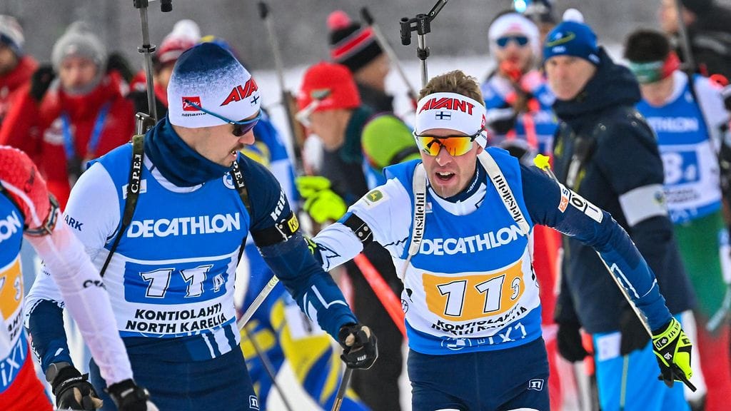 Olli Hiidensalo (vas.) ja Tero Seppälä hiihtivät Suomelle vuosikymmeniin parhaan sijoituksen tuoneessa viestijoukkueessa.