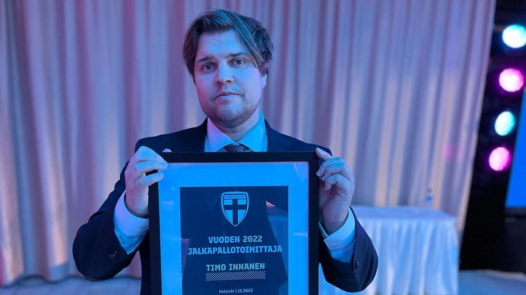 Timo Innanen vastaanotti palkinnon Captain's Ball -gaalassa torstaina.