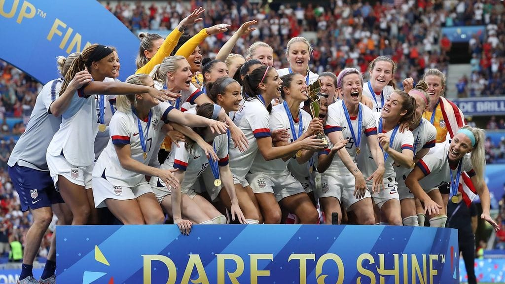 USA:n naisten jalkapallomaajoukkue kuittaa itselleen rahapotin miesten MM-kisoista.