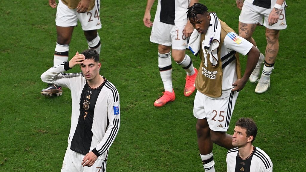 Pettyneitä Saksan pelaajia.