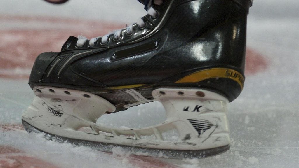 Junioripelaajaa potkittiin luistimella päähän. Kuvituskuva.