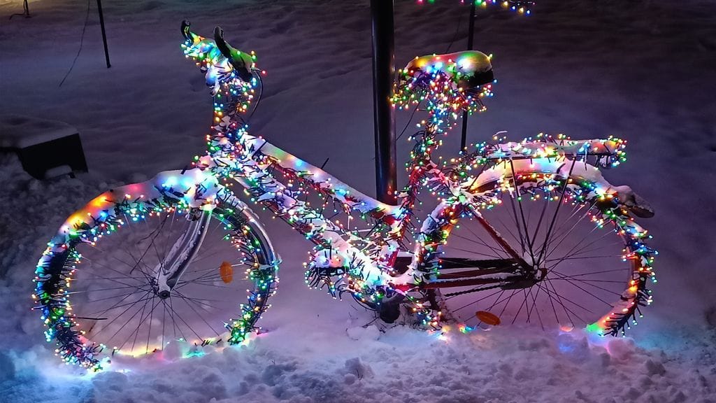 Päivin pihalla oleva joulupyörä