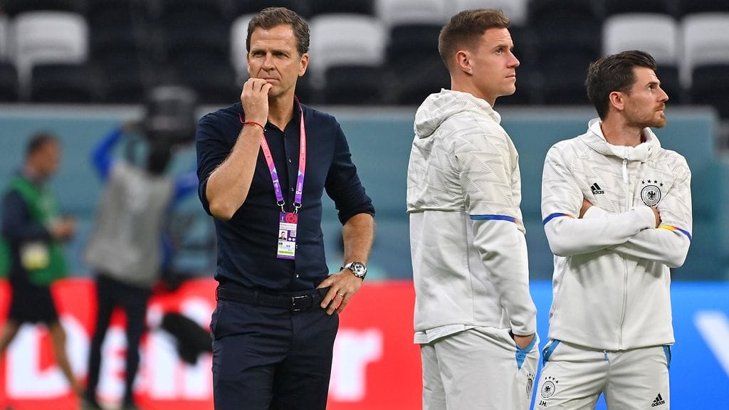 Oliver Bierhoffin (vas.) asema Saksan maajoukkueen urheilupomona on nyt vaakalaudalla.