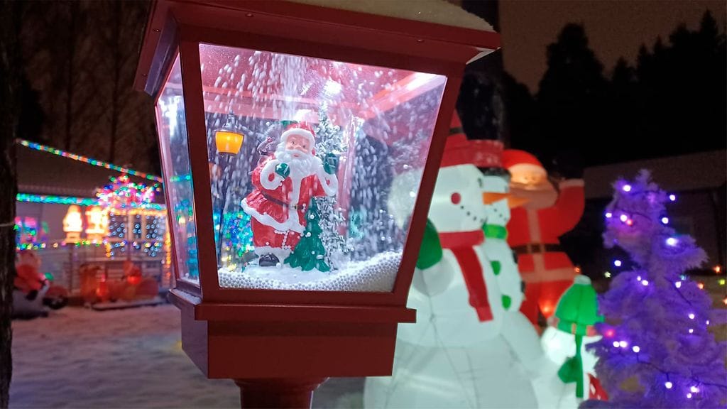 Päivin pihalla oleva koristelyhty