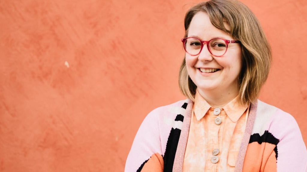 Vasemmistoliiton puoluesihteeri Anna Mäkipää kertoo Kansan Uutisille, että puoluetuen vähenemisen myötä puolue tulee vähentämään kaikkia toimintamenojaan.