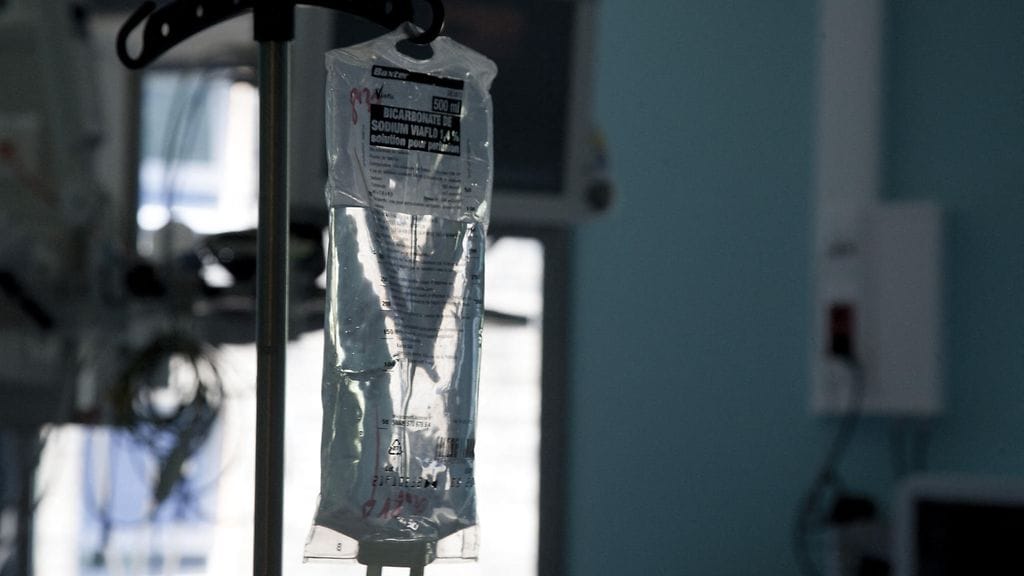 Ranskan Versaillesissa sairaala on joutunut perumaan toimenpiteitä ja siirtämään potilaita jouduttuaan kyberhyökkäyksen kohteeksi viikonloppuna. Kuvituskuvassa tiputuspullo Brianconin sairaalassa heinäkuussa.